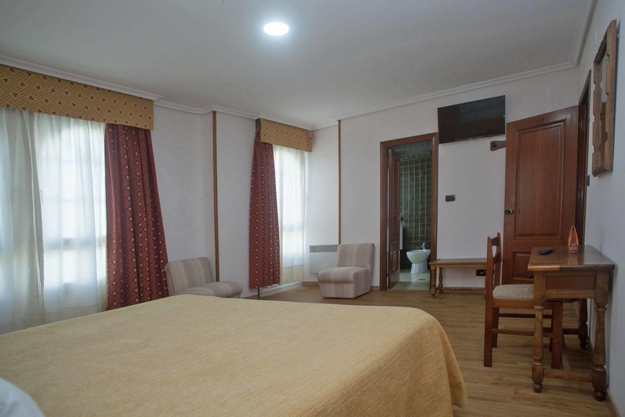 Hospedium Hotel La Marina Costa Da Morte Cee Exterior photo
