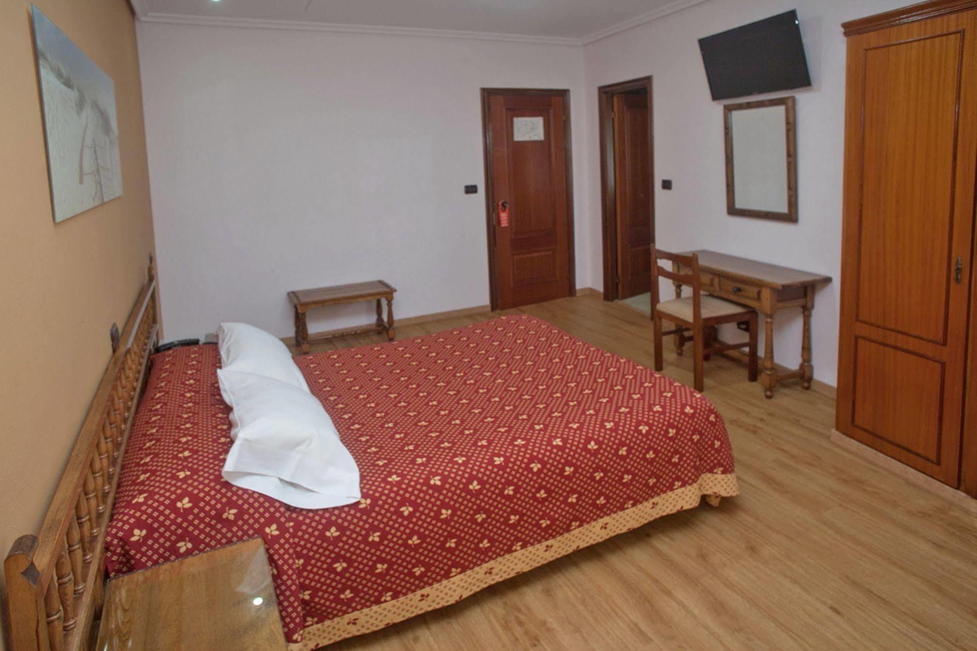 Hospedium Hotel La Marina Costa Da Morte Cee Exterior photo