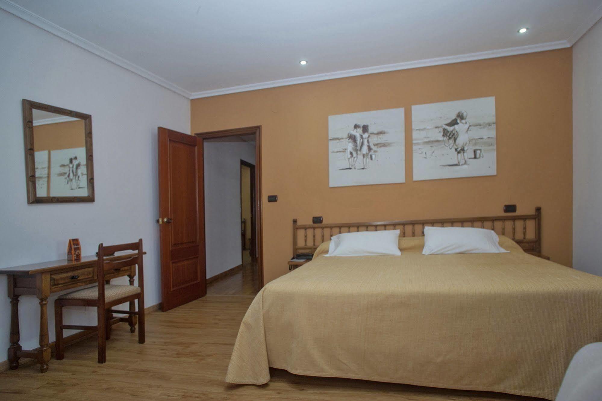 Hospedium Hotel La Marina Costa Da Morte Cee Exterior photo