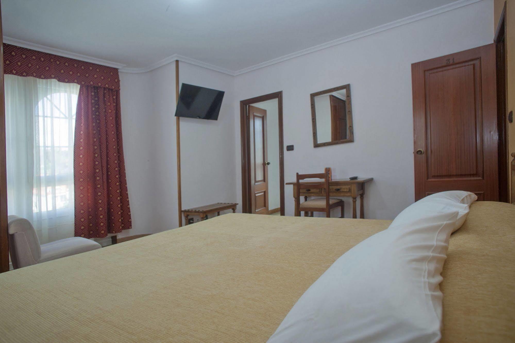 Hospedium Hotel La Marina Costa Da Morte Cee Exterior photo